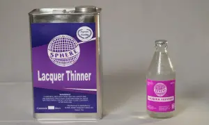 Puszka i butelka z napisem "Lacquer Thinner" - benzyna lakowa do rozcieńczania lakierów.