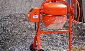 Skuteczne sposoby na usunięcie betonu z betoniarki bez wysiłku