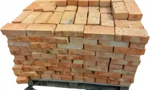 Paleta cegieł ceramicznych na drewnianej podbudowie.