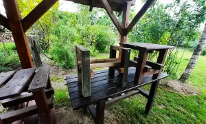 Jak odnowić ławkę ogrodową - proste kroki, które uratują Twój mebel