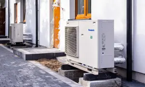 Solidny fundament pod pompę ciepła Panasonic, zapewniający stabilność i prawidłowe działanie urządzenia.