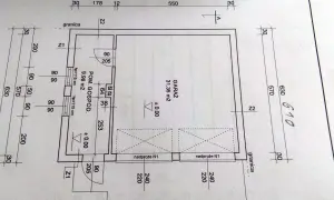 Rysunek techniczny z wymiarami garażu i pomieszczenia gospodarczego. Wymiary bramy garażowej są kluczowe dla jej dopasowania.
