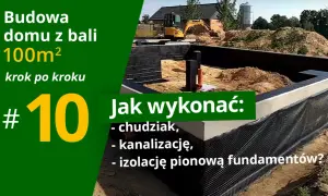 Budowa domu z bali 100m², krok 10: jak wykonać chudziak, kanalizację i izolację fundamentów. Plac budowy z koparką w tle.
