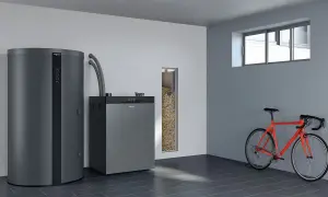 Nowoczesny piec na pellet Viessmann i zasobnik paliwa. Idealny, jaki piec na pellet do domu 120m2. Obok rower.