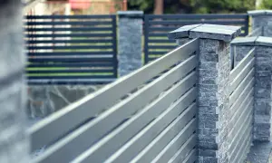 Jaką farbę na rdzę ogrodzenie wybrać, aby skutecznie chronić metal?