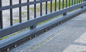 Jaką listwę zębatą wybrać do bramy przesuwnej? Metalową czy nylonową