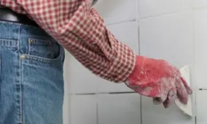 Jak wymienić fugę i uniknąć powszechnych błędów w DIY