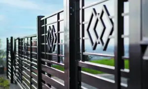 Nowoczesne ogrodzenie domu z geometrycznymi wzorami. Świetny pomysł na ogrodzenie domu, który doda elegancji.