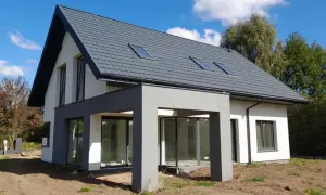 Nowoczesny dom 150m2 w trakcie budowy. Zastanawiasz się, jaki jest koszt budowy domu 150m2? Sprawdź!