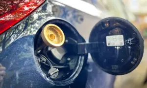 Zbliżenie na wlew gazu LPG w samochodzie. Rozważasz koszt instalacji gazowej? To zdjęcie pokazuje, jak wygląda tankowanie.