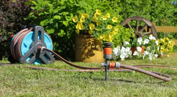 Skuteczne sposoby jak zwiększyć ciśnienie wody w ogrodzie: 5 rozwiązań