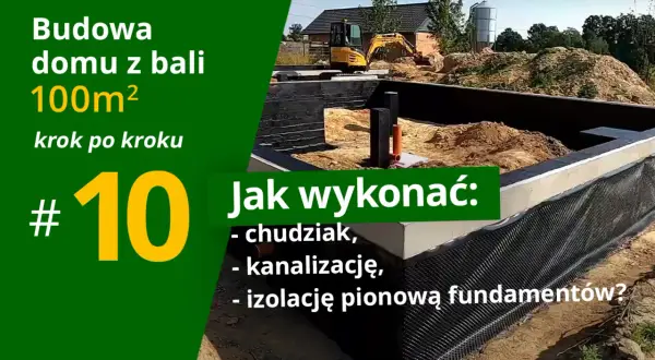 Budowa domu z bali 100m², krok 10: jak wykonać chudziak, kanalizację i izolację fundamentów. Plac budowy z koparką w tle.