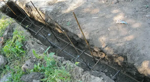 Jaka głębokość fundamentu pod ogrodzenie będzie idealna - Porady eksperta