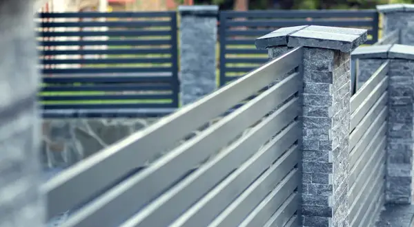 Jaką farbę na rdzę ogrodzenie wybrać, aby skutecznie chronić metal?