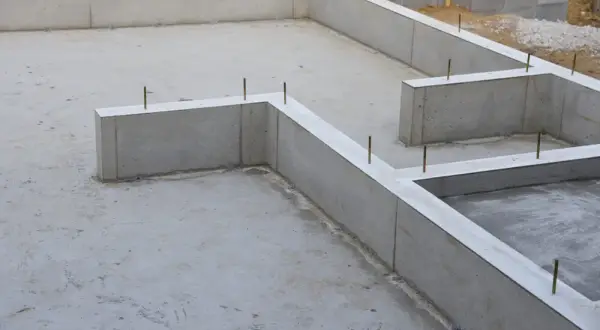 Prawidłowy fundament pod ogrodzenie Joniec - jak wykonać krok po kroku