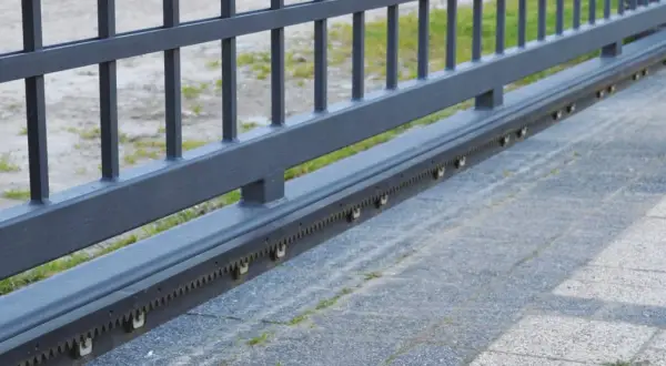 Jaką listwę zębatą wybrać do bramy przesuwnej? Metalową czy nylonową