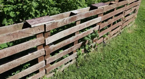 Jak zrobić ogrodzenie z palet - proste kroki i cenne porady