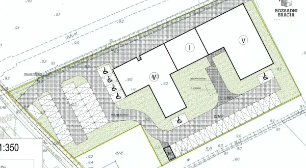 Plan zagospodarowania terenu dla inwestycji dom wielorodzinny z parkingiem, placem zabaw i drogą pożarową.