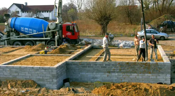 Czym najlepiej zasypać fundamenty - poradnik budowlany ze wskazówkami