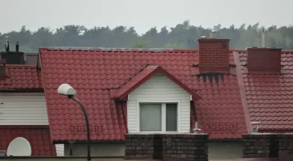 Co sprawia, że kominy ceramiczne są często instalowane w domach jednorodzinnych?