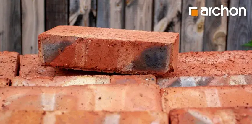 Cegła szamotowa jak długo trzyma ciepło i co wpływa na jej efektywność