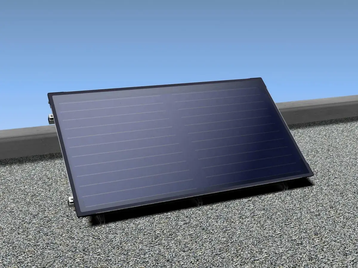 Panel solarny na dachu, gotowy do zbierania energii słonecznej.