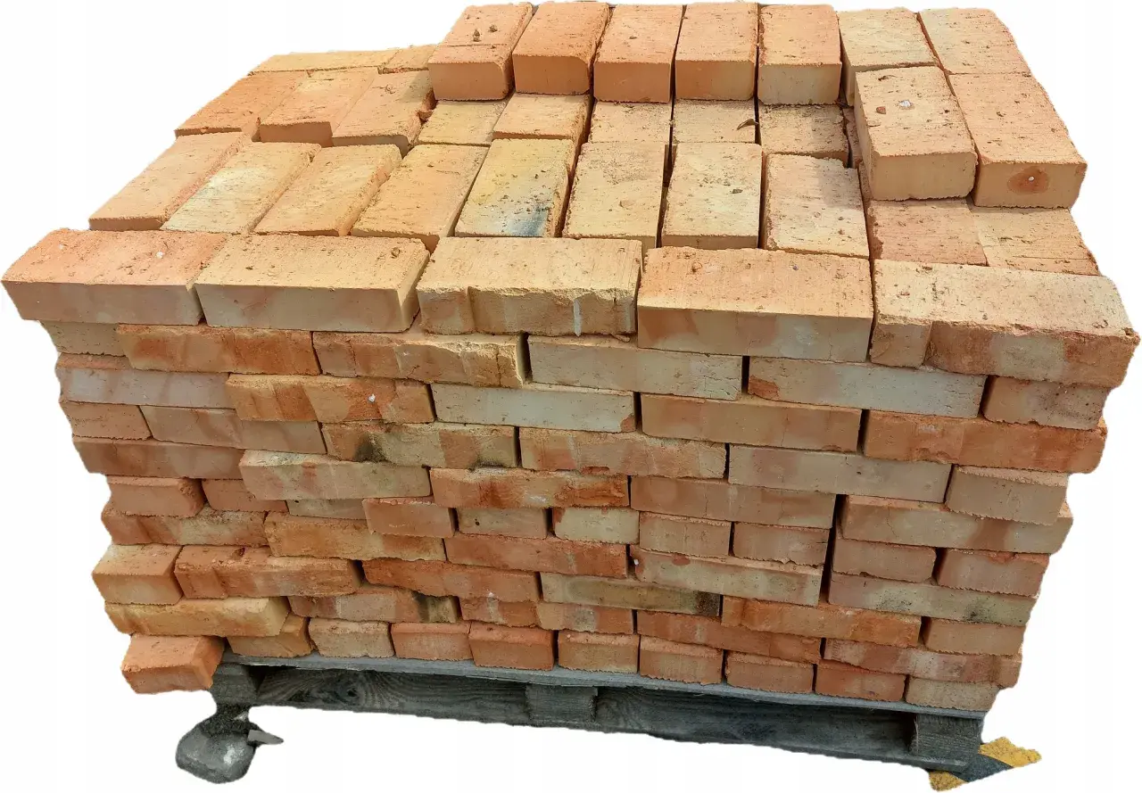 Paleta cegieł ceramicznych na drewnianej podbudowie.