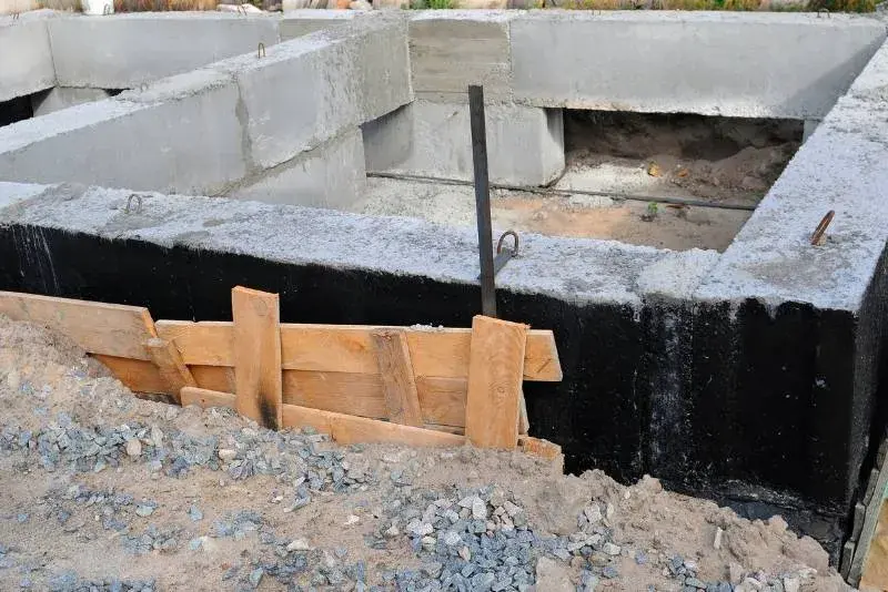 Czym smarować fundamenty w domu - praktyczny poradnik izolacji na lata