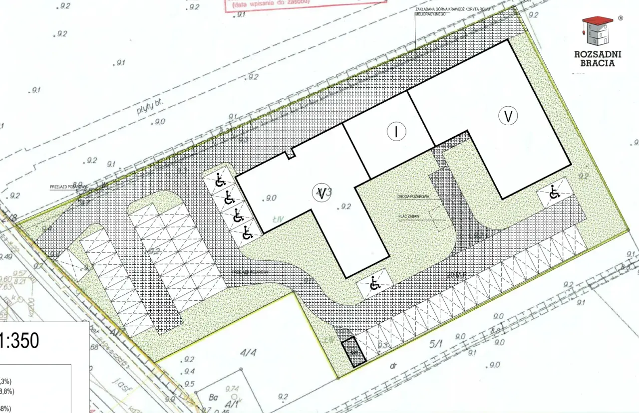 Plan zagospodarowania terenu dla inwestycji dom wielorodzinny z parkingiem, placem zabaw i drogą pożarową.