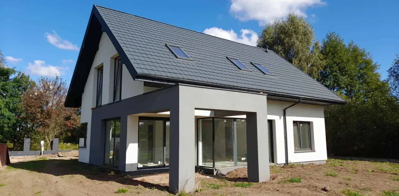 Nowoczesny dom 150m2 w trakcie budowy. Zastanawiasz się, jaki jest koszt budowy domu 150m2? Sprawdź!