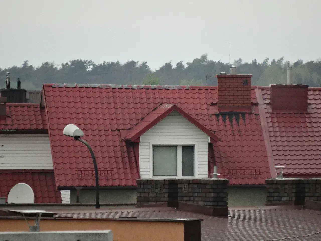 Co sprawia, że kominy ceramiczne są często instalowane w domach jednorodzinnych?