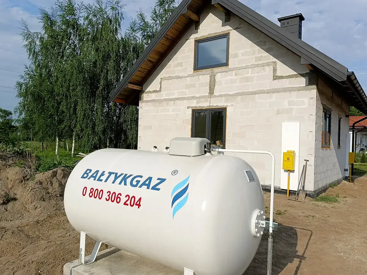 Zbiornik na gaz 2700 litrów, obok budowanego domu. Zastanawiasz się, na ile wystarcza?