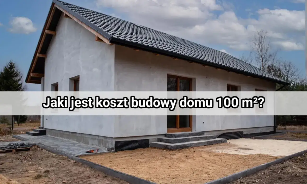 Szary, nieotynkowany dom w trakcie budowy. Na ścianie napis: 