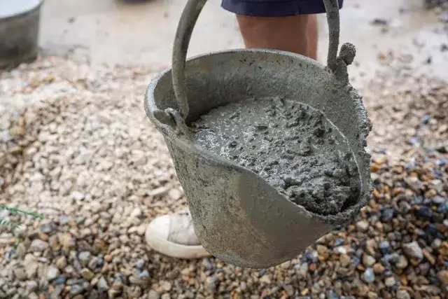Zdjęcie Jak mieszać beton bez betoniarki - proste metody i porady dla każdego