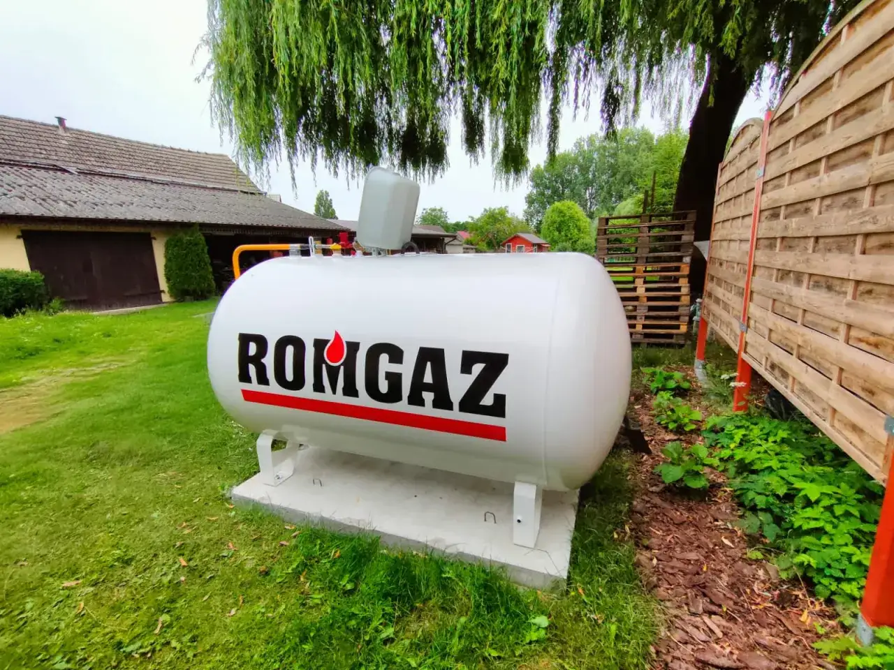Biały zbiornik na gaz ziemny z napisem 
