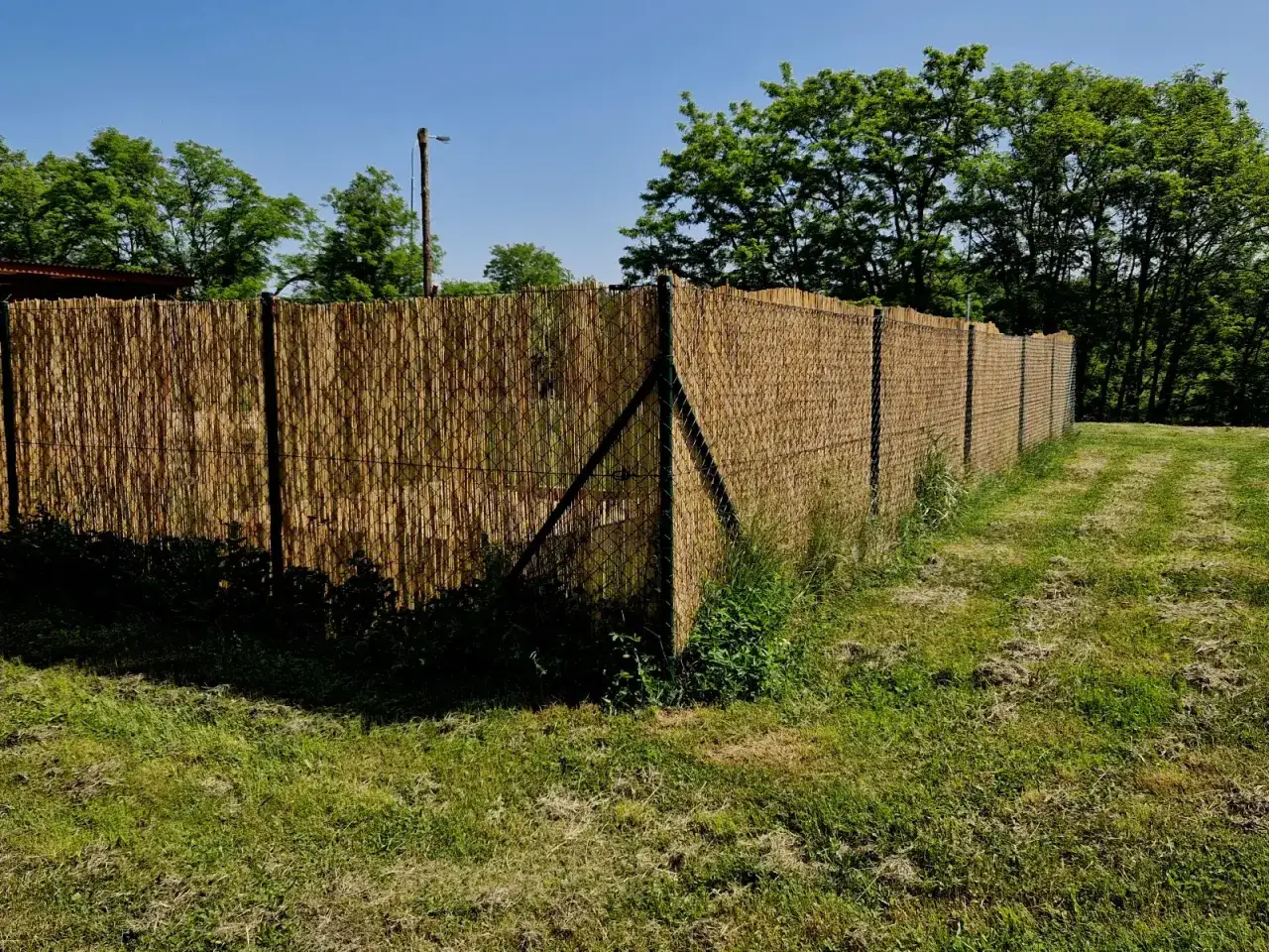 Naturalne maty bambusowe to świetny sposób, czym zasłonić płot od sąsiada. Dają prywatność i tworzą przytulną atmosferę.