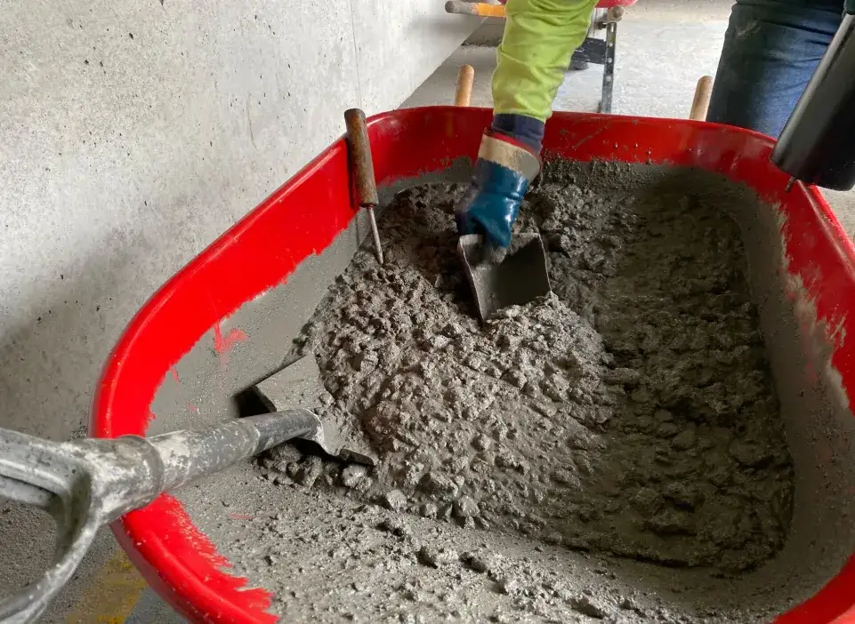 Zdjęcie Beton z gruszki czy betoniarki: co wybrać dla swojego projektu?