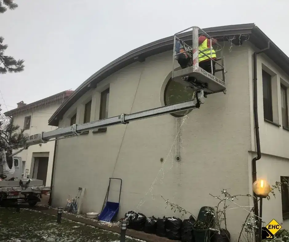 Zdjęcie Jak zawiesić lampki na elewacji - proste metody i pomysły na dekorację