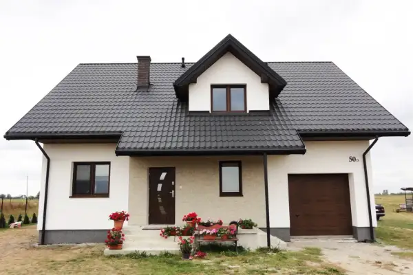 Jakie kolory elewacji do czarnego dachu i brązowych okien wybrać?