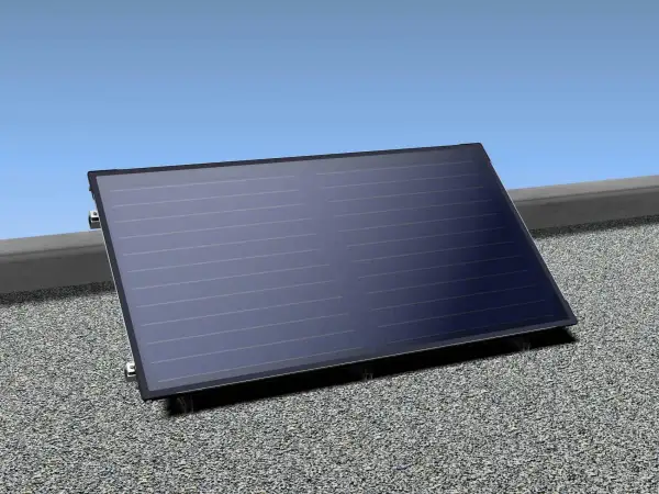 Panel solarny na dachu, gotowy do zbierania energii słonecznej.
