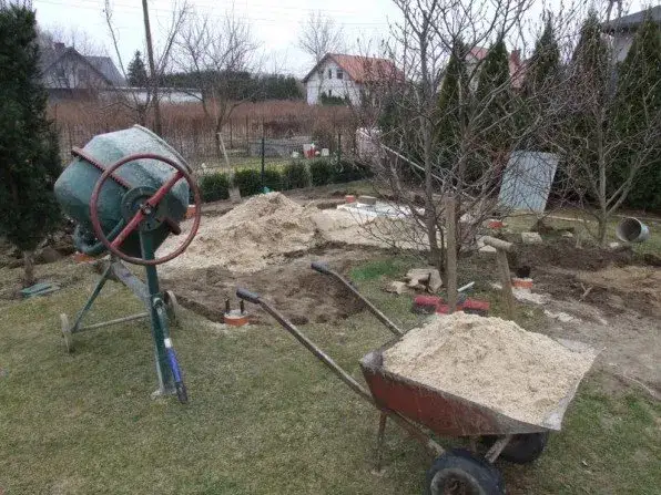 Jaka betoniarka na worek cementu - wybierz najlepszą opcję dla siebie