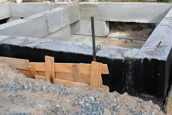 Czym smarować fundamenty w domu - praktyczny poradnik izolacji na lata