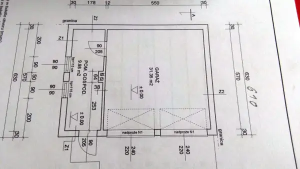 Rysunek techniczny z wymiarami garażu i pomieszczenia gospodarczego. Wymiary bramy garażowej są kluczowe dla jej dopasowania.