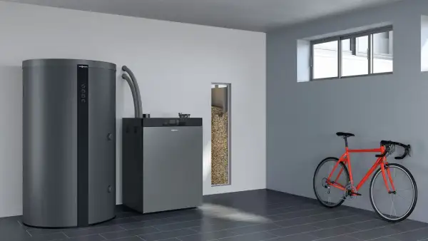 Nowoczesny piec na pellet Viessmann i zasobnik paliwa. Idealny, jaki piec na pellet do domu 120m2. Obok rower.