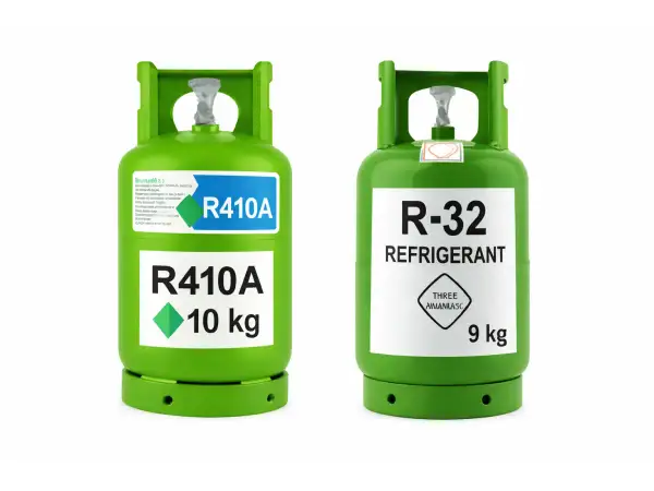 Dwie zielone butle z gazem: jedna z R410A (10 kg), druga z R-32 REFRIGERANT (9 kg). Oba to popularne czynniki chłodnicze.