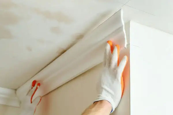 Jak przykleić listwy styropianowe do sufitu: prosty montaż krok po kroku