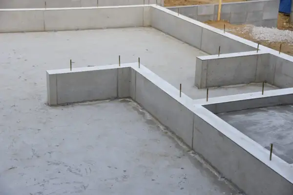 Prawidłowy fundament pod ogrodzenie Joniec - jak wykonać krok po kroku