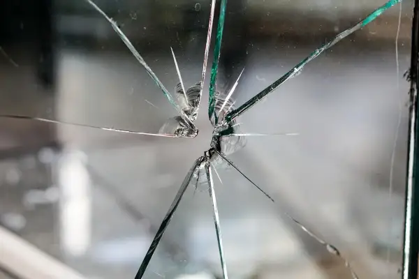 Skuteczne sposoby jak zrobić dziurę w szkle bez wiertarki: 4 bezpieczne metody