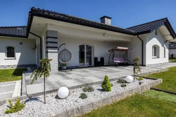Jaki taras do szarej elewacji: najlepsze materiały i inspiracje