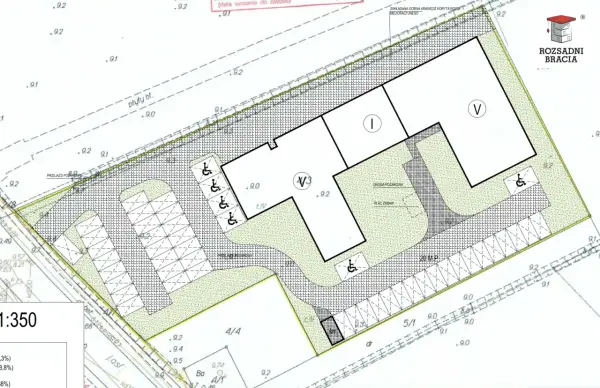 Plan zagospodarowania terenu dla inwestycji dom wielorodzinny z parkingiem, placem zabaw i drogą pożarową.